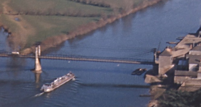 1956-Panorama de la Loire avec la péniche Glorex passant sous l'ancien pont de St Florent
