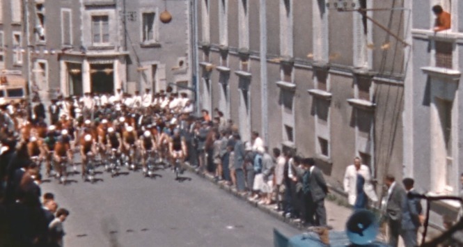 1957-Départ de la course cycliste lors d'une fête de la St Jean