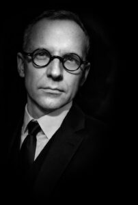 artiste nomade, enseignant et commissaire d’exposition indépendant